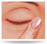 閉眼，用手指輕輕向鼻梁方向壓迫內(nèi)側(cè)眼角,保持滴藥姿勢(shì)1-3分鐘。